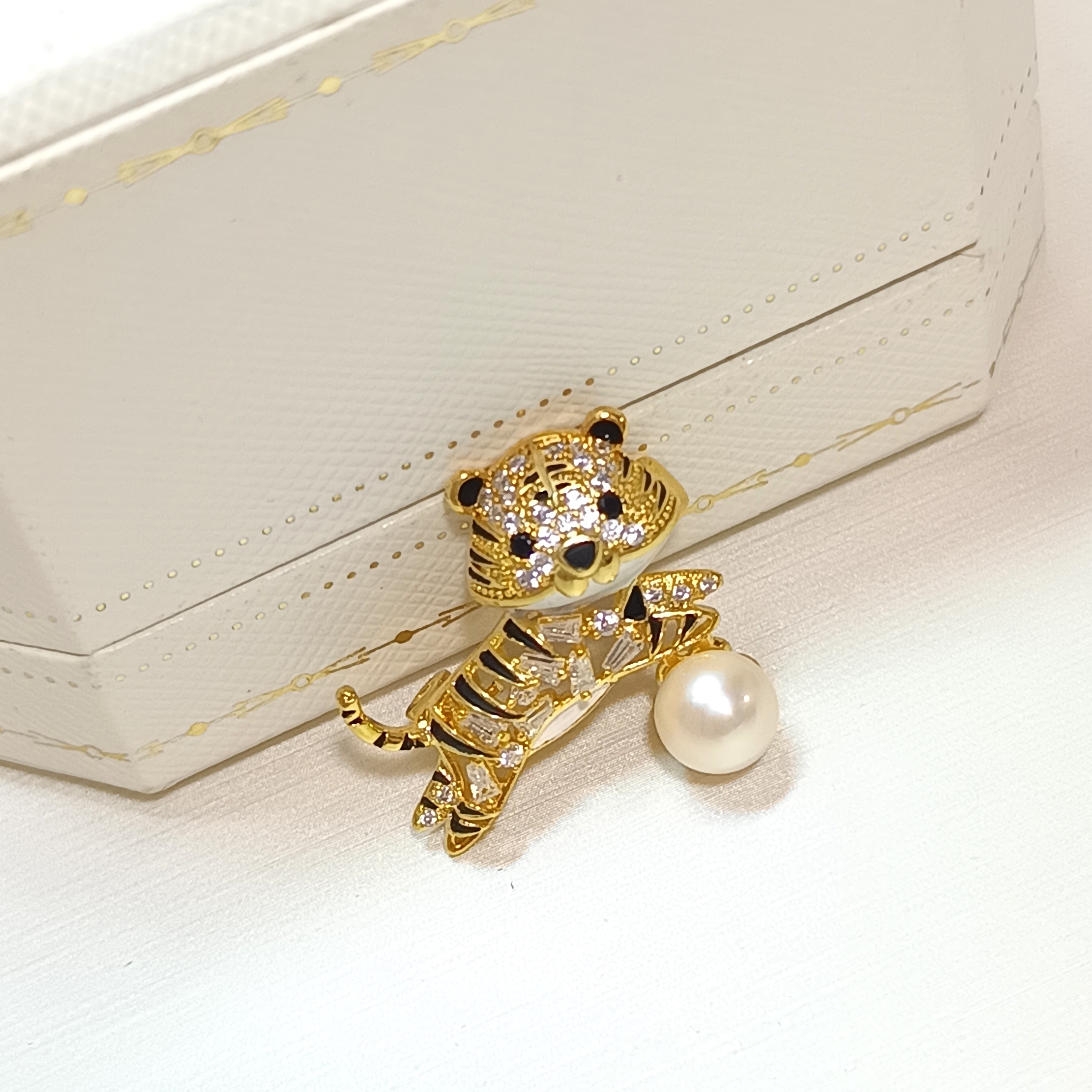 特價品‼️近正圓強光日本akoya 海水珍珠小萌虎胸花