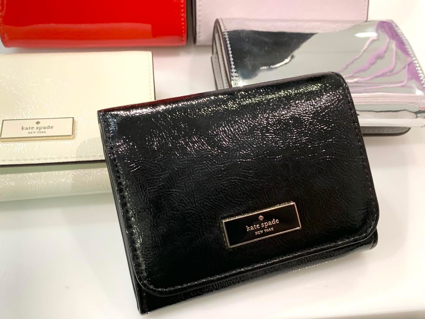 ✈️🇺🇸🇨🇦方便實用嘅Kate Spade ♠️ New York Outlet 短摺銀包現貨🤍🖤❤️💜