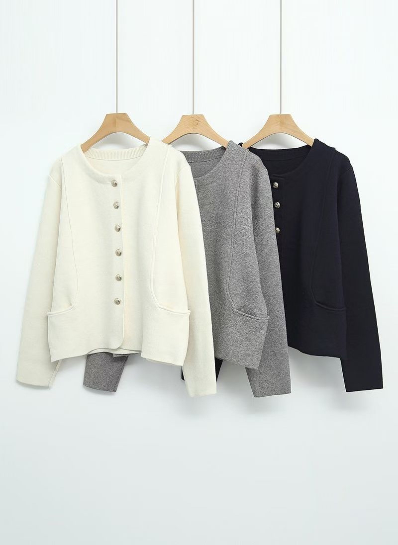 金鈕挺針織外套