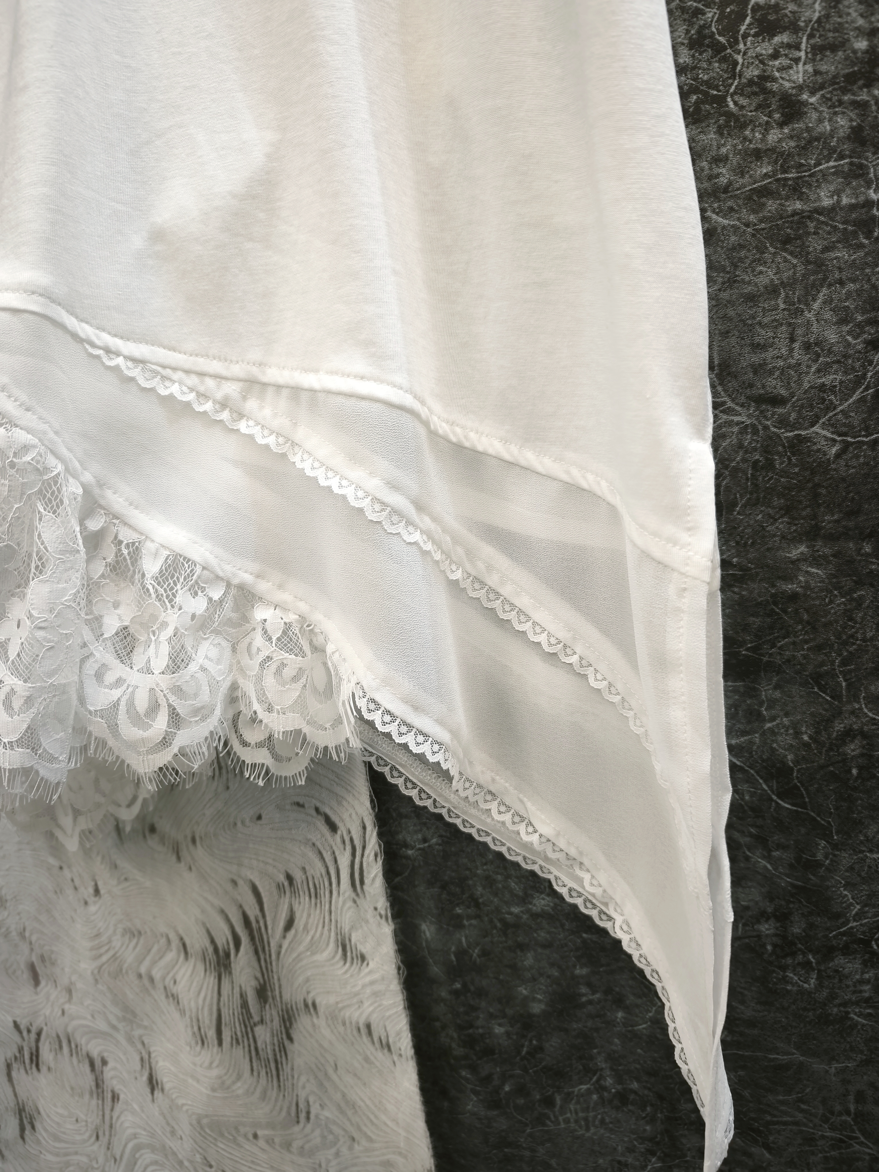 百搭蕾絲V領打底