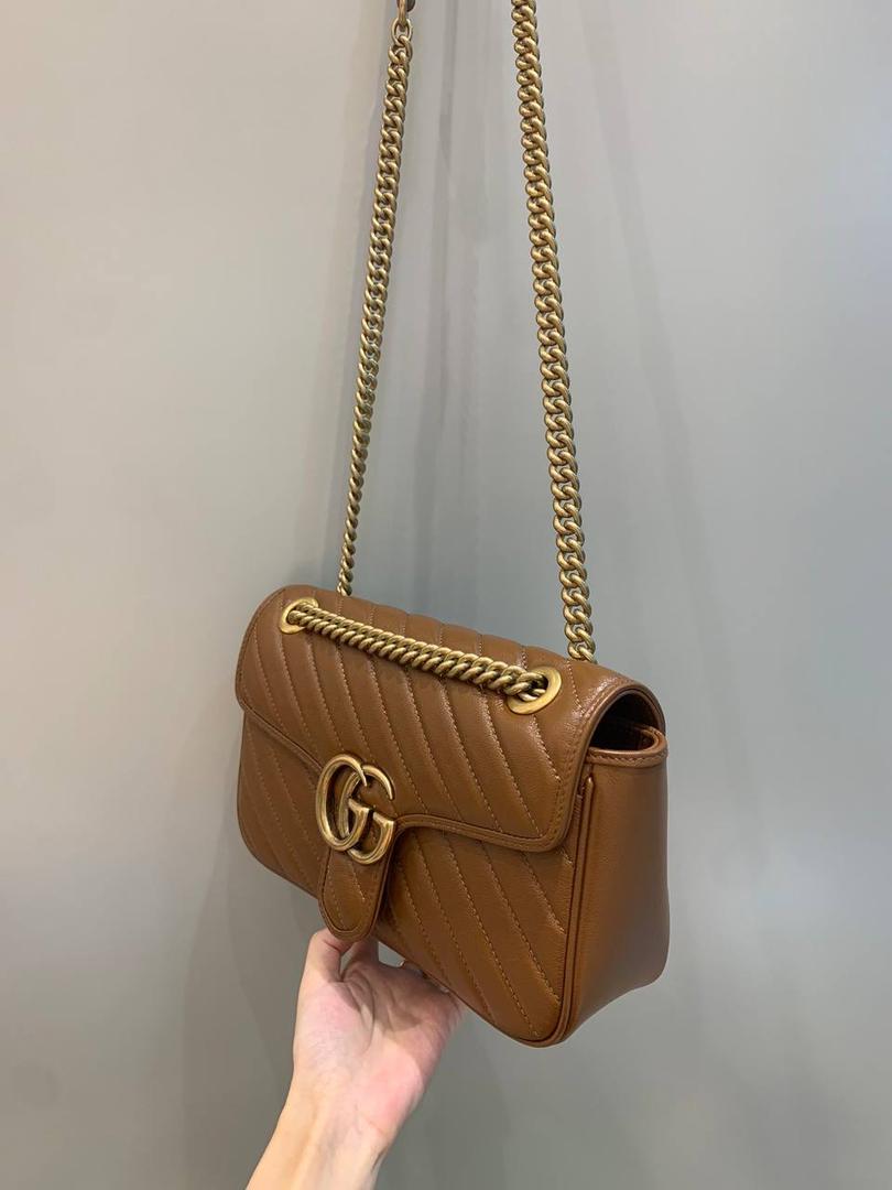 新背景实拍正品级 。经典款金扣焦糖色26cm‼️ 一只可爱的小金棕，终于等来marmont出新色了，而且不是那种让人扎眼的马卡龙色，这次是超级好看的焦糖色，这个颜色秋冬搭配衣服真的是绝了，现在用撞包几率也很低 所以赶紧买‼️ 型号443497；尺寸26/15/7cm