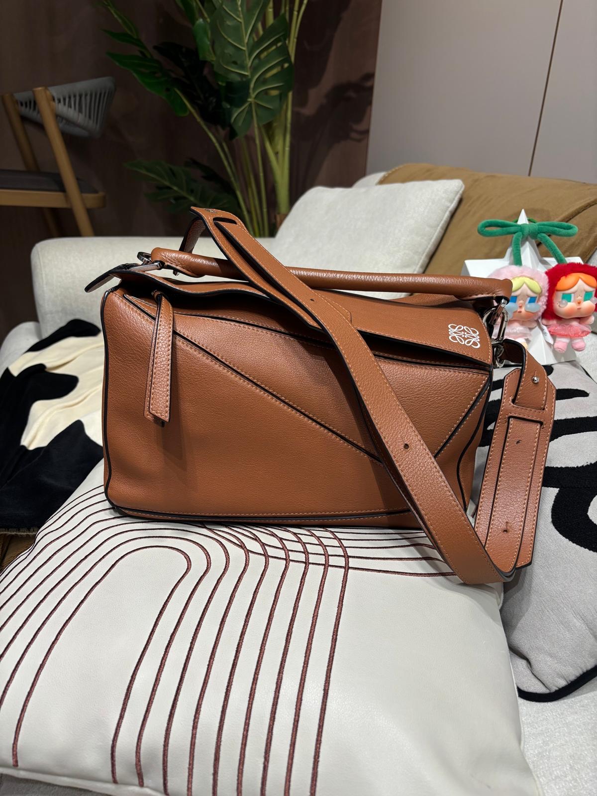 Loewe Puzzle Medium Tan 100%Authentic, 95%New ✅Dust bag
