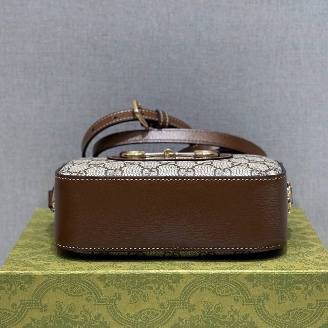 吐司🍞大爆款🔥 再来一组细节图；以表达我对他的强烈爱意，哈哈哈哈哈哈！Gucc1 horsebit 吐司包🍞(顶级原皮) 啊啊啊啊啊！！超级无敌大爆款！这应该就是我心目中的白月光， 实物是那种看到不需要犹豫马上就会买的， 相机包很多款，目前为止这个是我心目中的top 马衔扣元素和这个面料一直是我最爱的搭配设计 只是没有想到做成相机包可以这么可爱有趣 简简单单的造型却如此耐看且有那么一点高级感 跟其他相机包完全不一样！！反正这个我一拿到我就很爱很爱很爱！这个你们都可以入，必定会成为经典款！ 型号760196；尺寸20/13/6cm