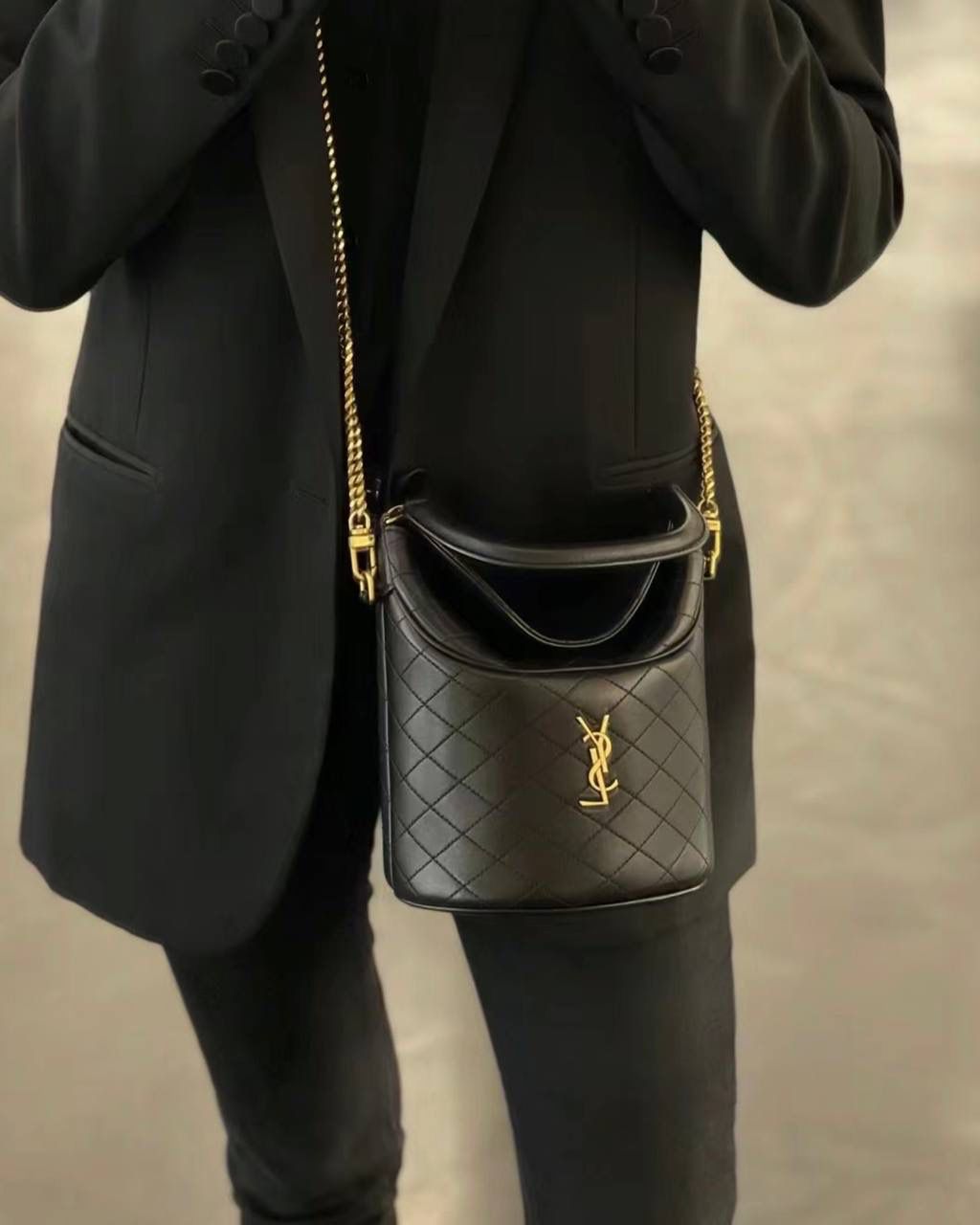 ys1 gaby手提水桶包🍳 哒啦啦，又有新款啦 gaby的延伸系列小水桶 有点像驴家的薯条包🍟 但是它来得更精致 毕竟是小羊皮材质的 手提着真的好好看咯 翻盖的设计更方便取放物品 私密性和安全性也比敞口的更好 一整个大心动！！ 19×17×15cm763961m