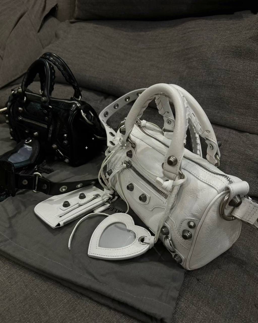 ⏰ ba1enciaga duffle cagole波士顿机车包白色🍚 机车系列壮哉，又出新款咯～ 这只出来也是一眼爱 波士顿的包型真的不要太实用 手拎有腔调，斜挎也不违和 依旧采用原厂意大利VignolaNobile皮料 你们懂的😎 19.8×14×11.9cm743356m