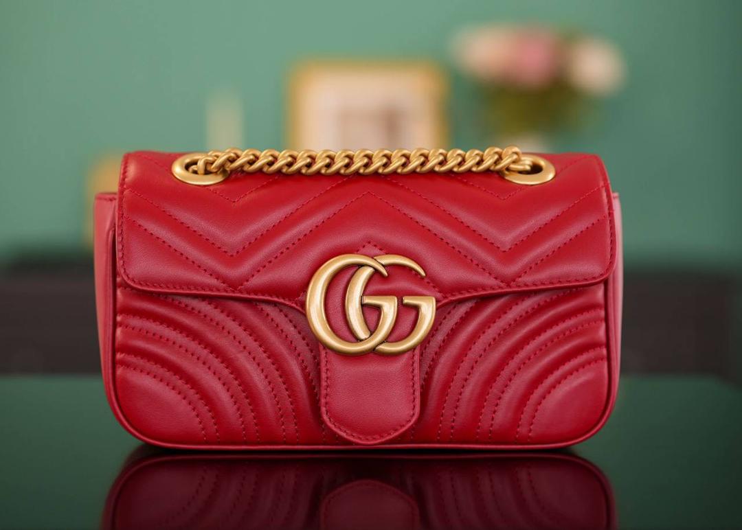 👜Marmont系列肩背包经典款 红色 22cm💕 （原厂皮 全铜五金） 正品售价¥18.000 独家原厂皮发售 限量级别 以前欣赏不了红色的包 但是现在真的觉得红色很赞很高级 黑色的衣服搭配个性张扬的红色 真的是又美又飒满满的女人味~ 官方款号 446744 尺寸小号：22x13x6cm 尺寸大号：26x15x7cm