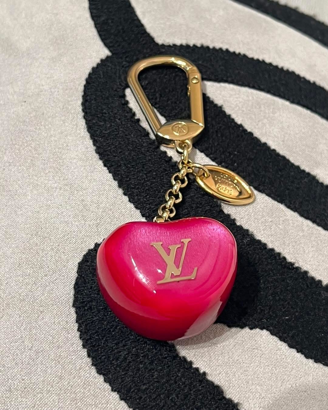 Lv Pomme D'Amour Coeur Rayures Heart Key Holder/LOUIS VUITTON Bag Charm 100%Authentic 未使用品unused ✅dust bag 