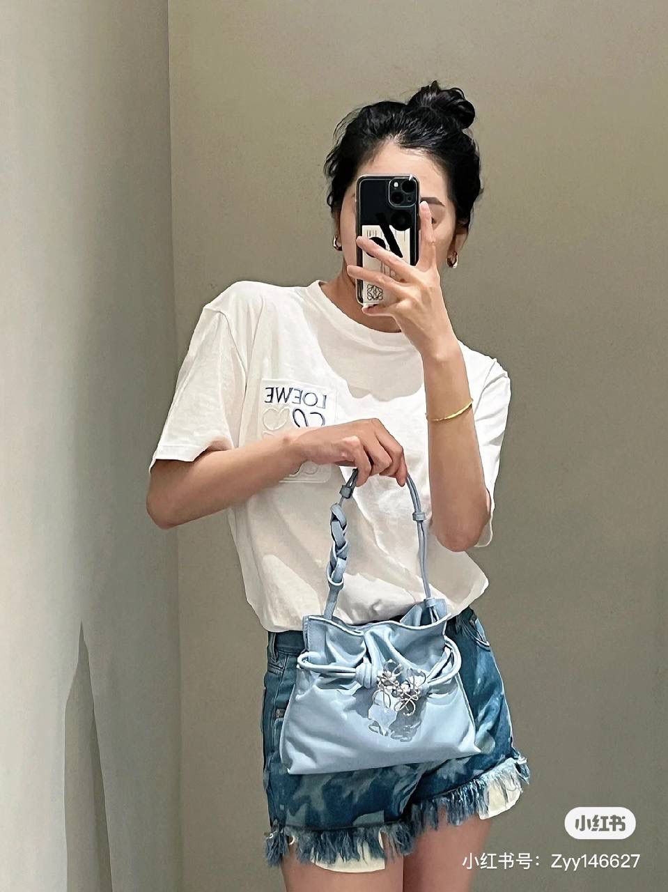 Flamenco clutch-NEW ✦迷你✦ 尺寸：𝟐𝟐.𝟓-𝟏𝟖-𝟗𝐜𝐦 型号：052030灰蓝色 ❤️mini flamenco clutch bag 可手拿亦可优雅斜挎 云朵般温暖亦轻盈的造型如此简单，💯耐看💯不会out的款式！ ❤️包袋采用进口小牛皮，手感如羊皮般细腻柔软，却比羊皮更加结实耐用，麂皮内衬 ❤️品牌标志性绳结设计，收紧袋口就是小福袋造型，超Q，看着不大实际超会装😇