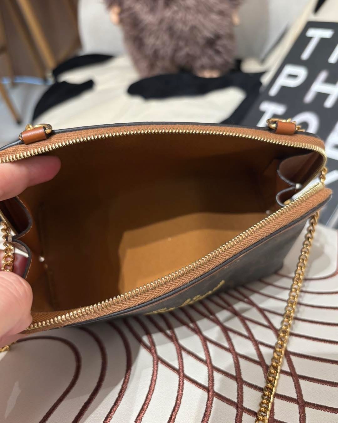 CELINE TRIOMPHE CLUTCH WITH CHAIN 100%Authentic ,95%new ✅dust bag