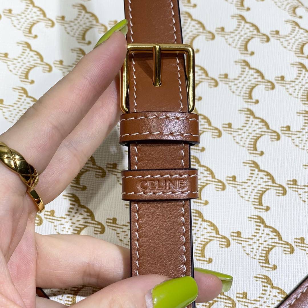🔥大货实拍图 𝗖𝗘𝗟𝗜𝗡𝗘 ♥ 𝗧𝗥𝗜𝗢𝗠𝗣𝗛𝗘 𝗕𝗢𝗫 中号 在原来的锁扣上加了CELINE首字母凯旋门扣，完完整整的巴黎血液注入啊！将复古元素与品牌一向拿手的利落线条相结合，气质 高贵！ 型号：191242 小号尺寸：22.5*16.5*7.5cm