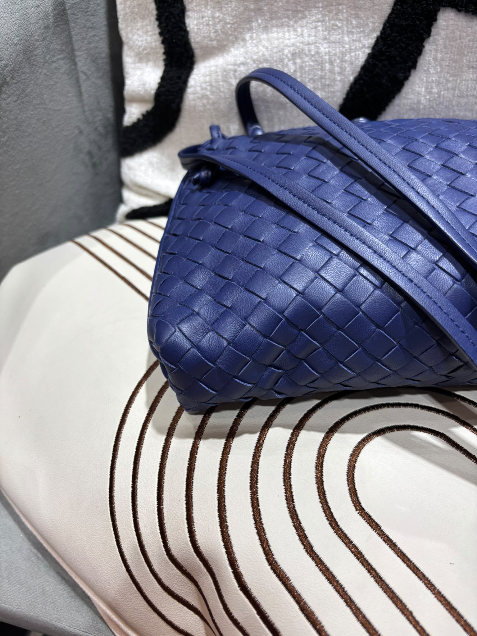 Bottega Veneta Bv Intrecciato Nodini Shoulder Bag  100%Authentic,98%new✅dust bag