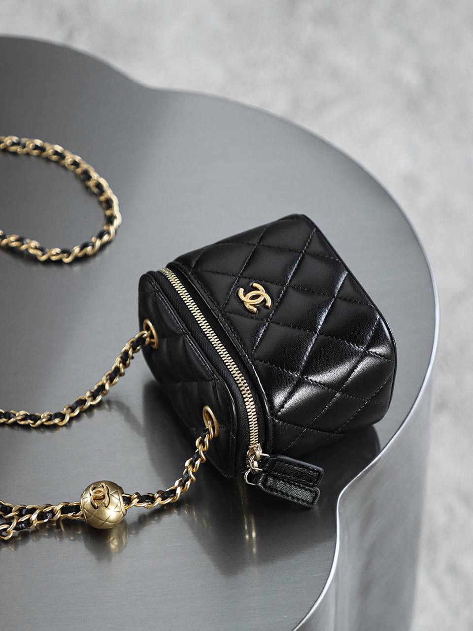 金球口紅包鑒定版👜 一包一碼 支持全球鑒定查驗身份證原廠專G GR皮料過關清單資料可査詢✅ 在時尚的廣袤宇宙中，金球口紅包宛如一顆奪目的璀璨明珠，散發著無可比擬的獨特魅力。 其巧妙之處在於，將口紅收納與精緻手袋完美融合，不僅可隨心調節肩帶長度，更成為點睛之筆，每一次轉動，都宛如開啟時尚魔法的鑰匙 五金：全銅厚鍍24k復古金 皮料：GR原廠小羊皮 尺寸：8.5*11*7cm