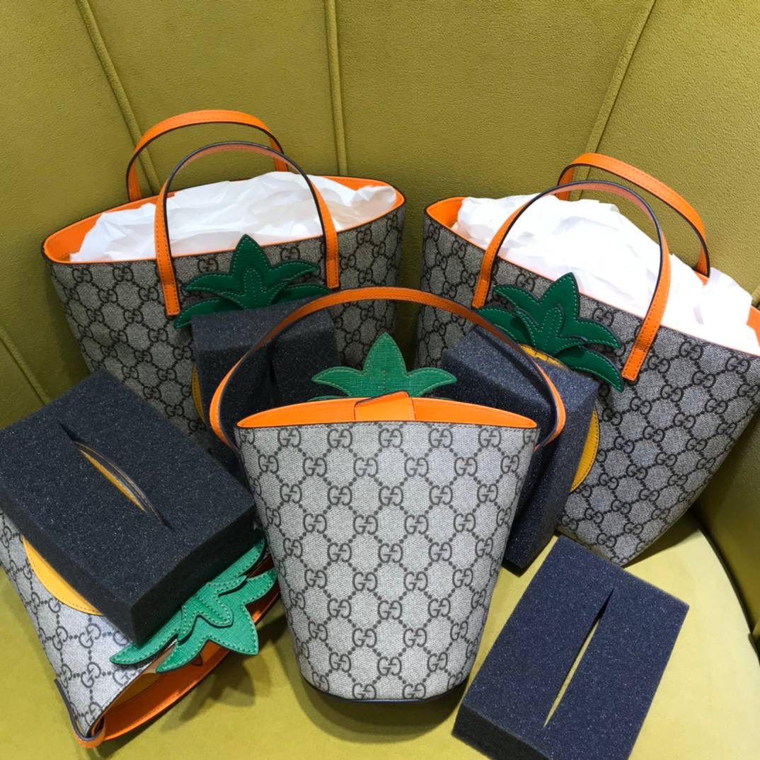 🔥𝙂𝙪𝙘𝙘𝙞原厂菠萝包 这款儿童菠萝包依旧很火，高颜值的搭配，很多小姐姐看到它都是毫无抵抗力～敲可爱！ 小菠萝：580850 尺寸：10*20*16cm