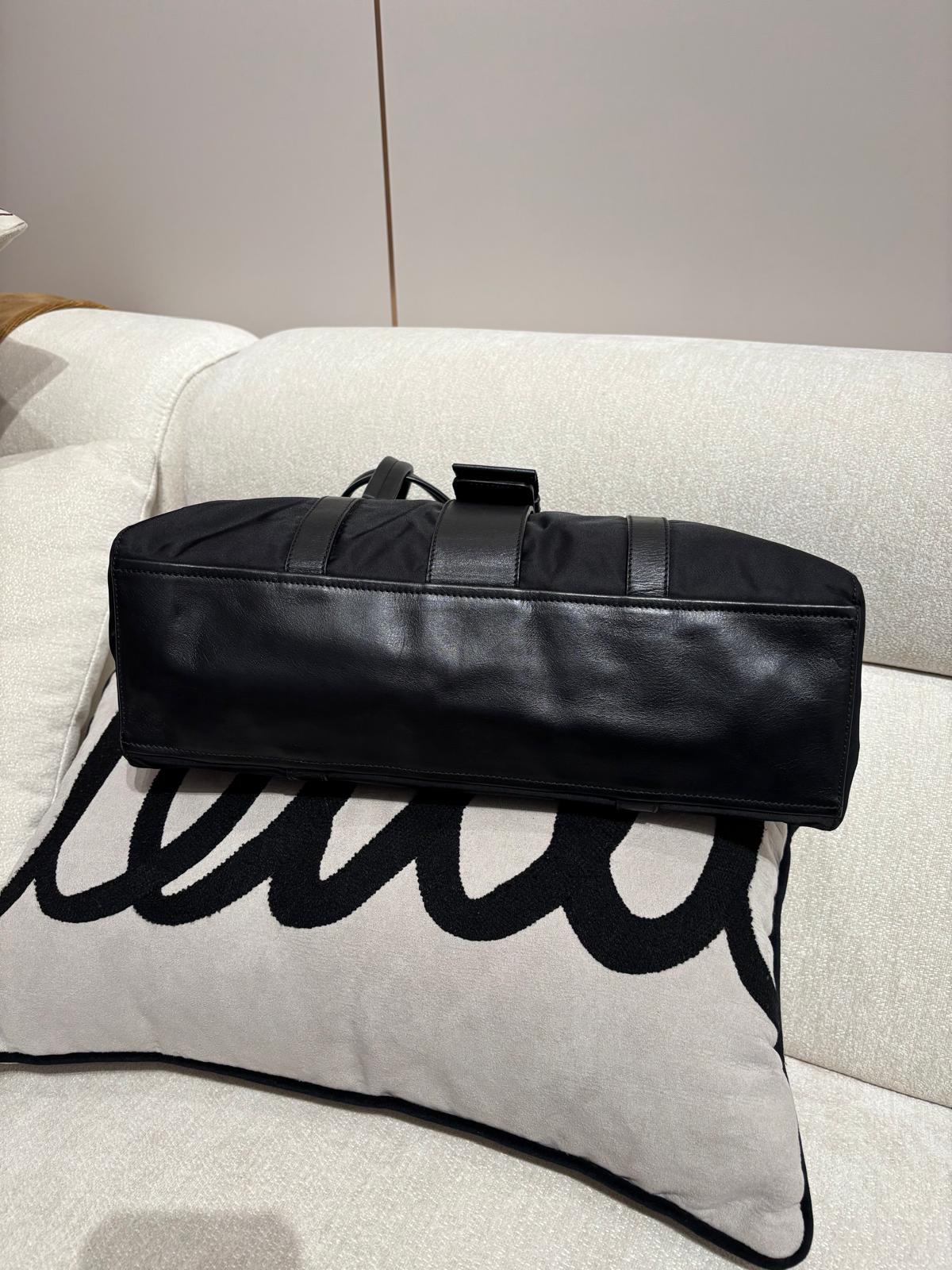 Prada nylon shoulder bag  100%Authentic,95%new 