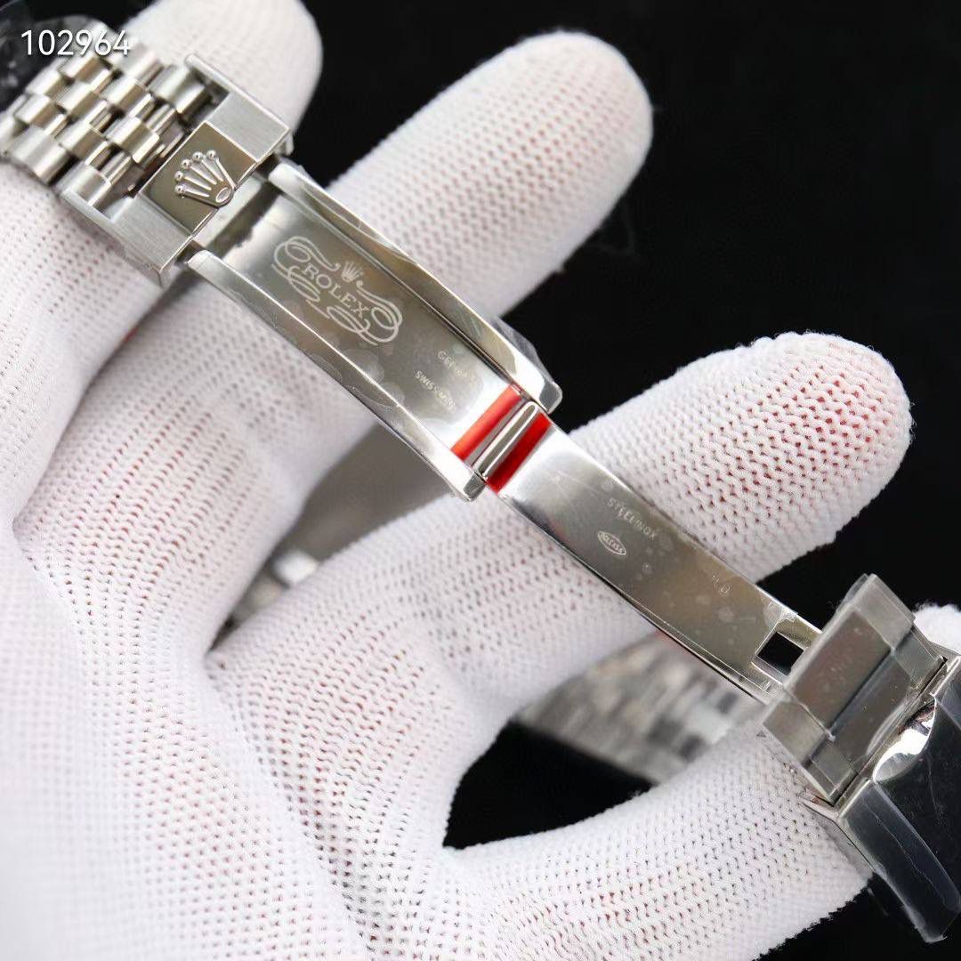 【官网最新 同步更新】 【新品上架 势不可挡】 ROLEX 🎮EA1 顶级好货最新款 新品雪碧 左撇子 GMT Ｖ4 升级版黑绿陶瓷圈电镀白金 +上精致字面表盘电镀白金还原原装品质 显得更加靓丽 震撼上市 钢材采用正宗的进口904L原材料锻造打磨等工序而成，坚持不以普通钢材鱼目混珠的承诺，同步原装搭载3186/2836机-全自动机械机芯，走时精准稳定，专业测试检查，零返修！体现在于如下：1：和原版一样的GMT双时区表针在底部时针上面的第二层，🎮 由下到上的顺序为：时针-双时区针-分钟-秒钟。2：和原版同样通过调试时针快跳调整日历的功能。 3:直径：40mm专用防刮花蓝宝石镜面，“表盘夜光丁采用白金电镀，”更加靓丽高质感，超强夜光效果显示，几乎原装一致，真正王炸 突破技术壁垒 同步原装把头皇冠垂直向上，防水性能超好！🎮