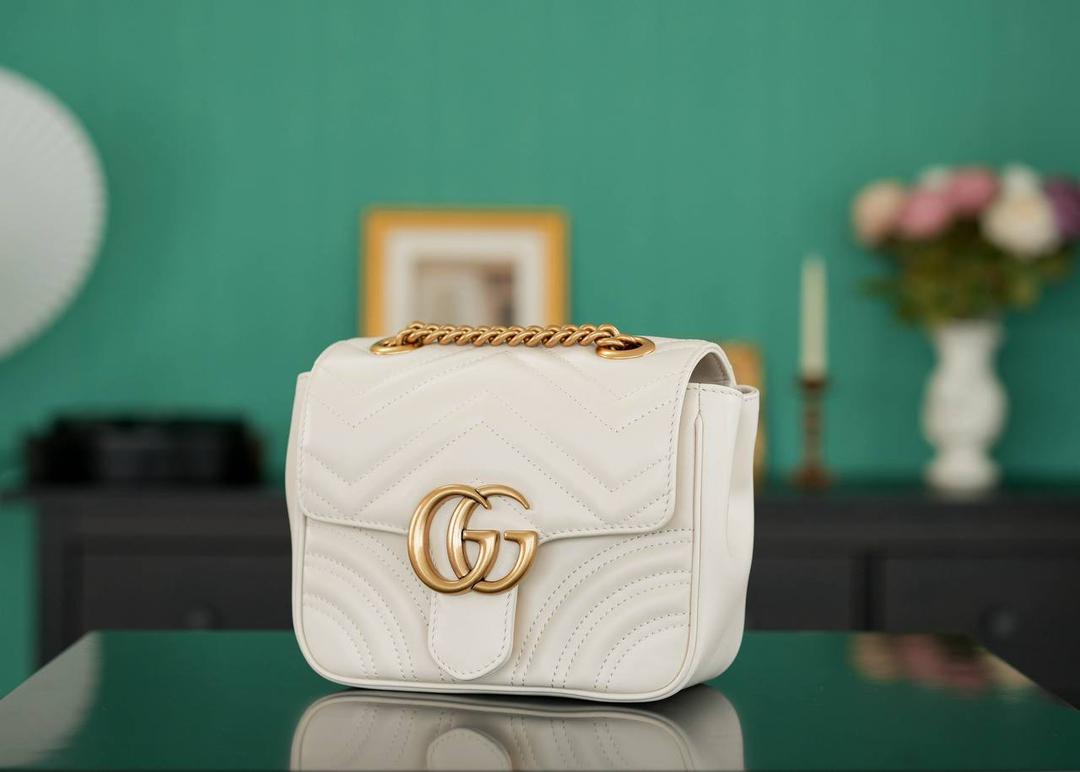 👜🔥GG Marmont系列绗缝迷你肩背包 新款方胖子 白色18cm （原厂皮 全铜五金） 正品售价,500 GG家经典系列再次推出方胖子设计造型， 保留原有的Marmont经典系列轮廓， 更加精致时髦洋气了~ 容纳量也是非常可观的，日常容纳需求完全没问题， 可斜挎可肩背，也很百搭哟! 官方款号 739682 尺寸：18x15x8cm