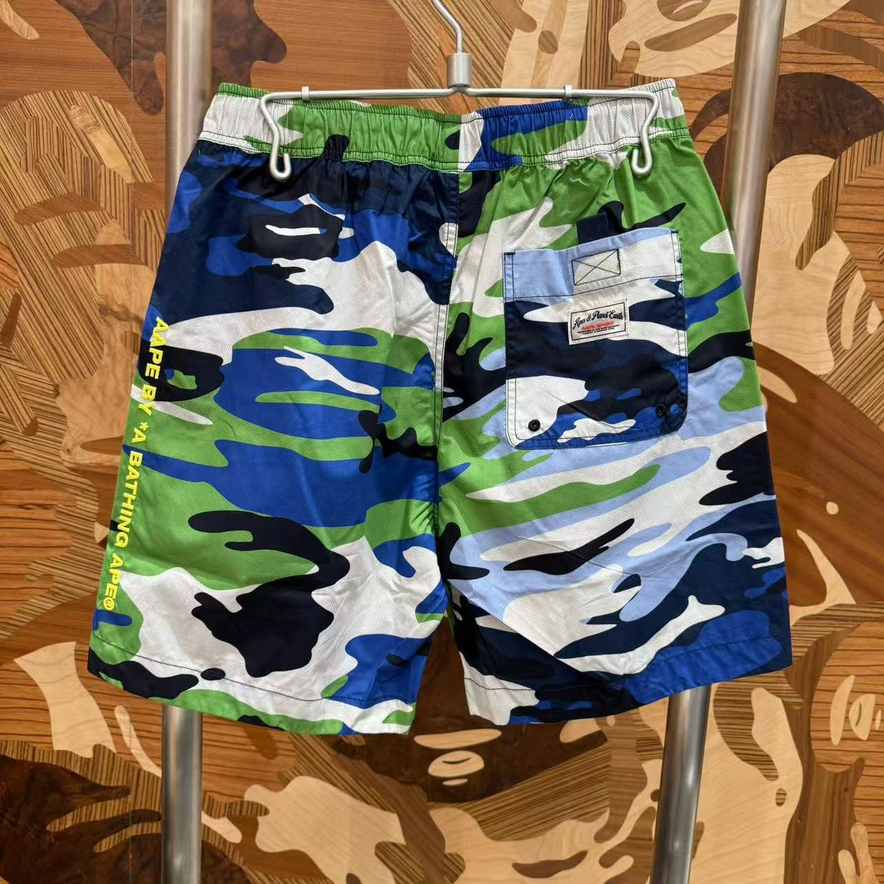 AAPE Moonface camo shorts (C693)