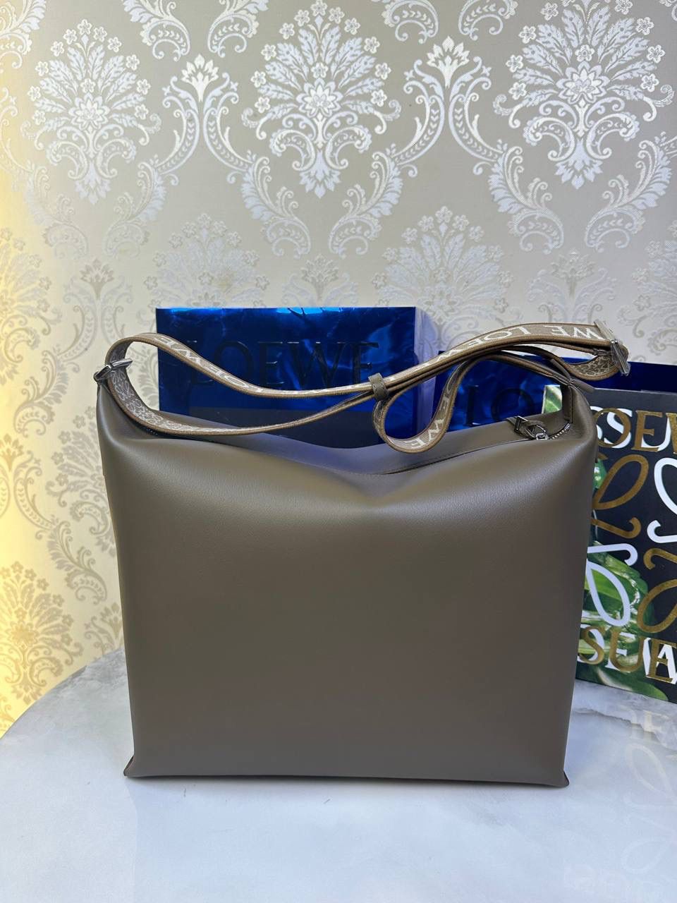 *𝐂𝐮𝐛𝐢 🍓2024最新款 大号斜挎包😎 尺寸:𝟒𝟒-𝟏𝟖-𝟑𝟎cm 编码:062353冬季棕 宽敞且柔软的cubi手袋，光滑细腻，可任意折叠体形，配有Anagram刺绣提花肩带。 肩带可调节，可斜挎或侧背，拉链封口，人字纹棉质帆布衬里，内里可置放13/14寸笔记本电脑~