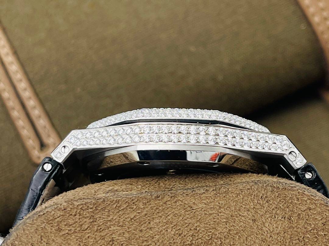 🚀顶级玩家 爱.彼Audemars.Piguet皇家橡树系列！15402OR.ZZ.D003CR.01满天星奢华腕表！细节方面： 1⃣️【定制机芯】搭配定制版Cal.3120全自动机芯机械，品质稳定性强！ 2⃣️【表壳材质】18k金密镶施华洛世奇水钻，璀璨夺目，魅力绽放！ 3⃣️【表盘材质】表盘铺镶418颗钻，搭配荧光立体时标和皇家橡树指针。展现创新的精妙设计细节分钟刻度位于表盘外圈之上，时标宽度加大。 4⃣️【表镜材质】反炫光处理的蓝宝石水晶玻璃镜面，背透蓝宝石玻璃。 5⃣【表带材质】手工缝制方形大鳞片鳄鱼皮，黑棕蓝灰四色可选配。另送进口橡胶带一条。 6⃣【表扣材质 】18K金A.P字样镶钻折叠表扣。 7⃣【表冠材质】18k金旋入式表冠。 8⃣【防水深度】50米 9⃣【腕表直径】41MM，厚度11MM！ 顶级玩家 细节精心打磨！极致乱真版本！欢迎各位玩家品鉴！（现在买就送专用高端商务用笔一支）