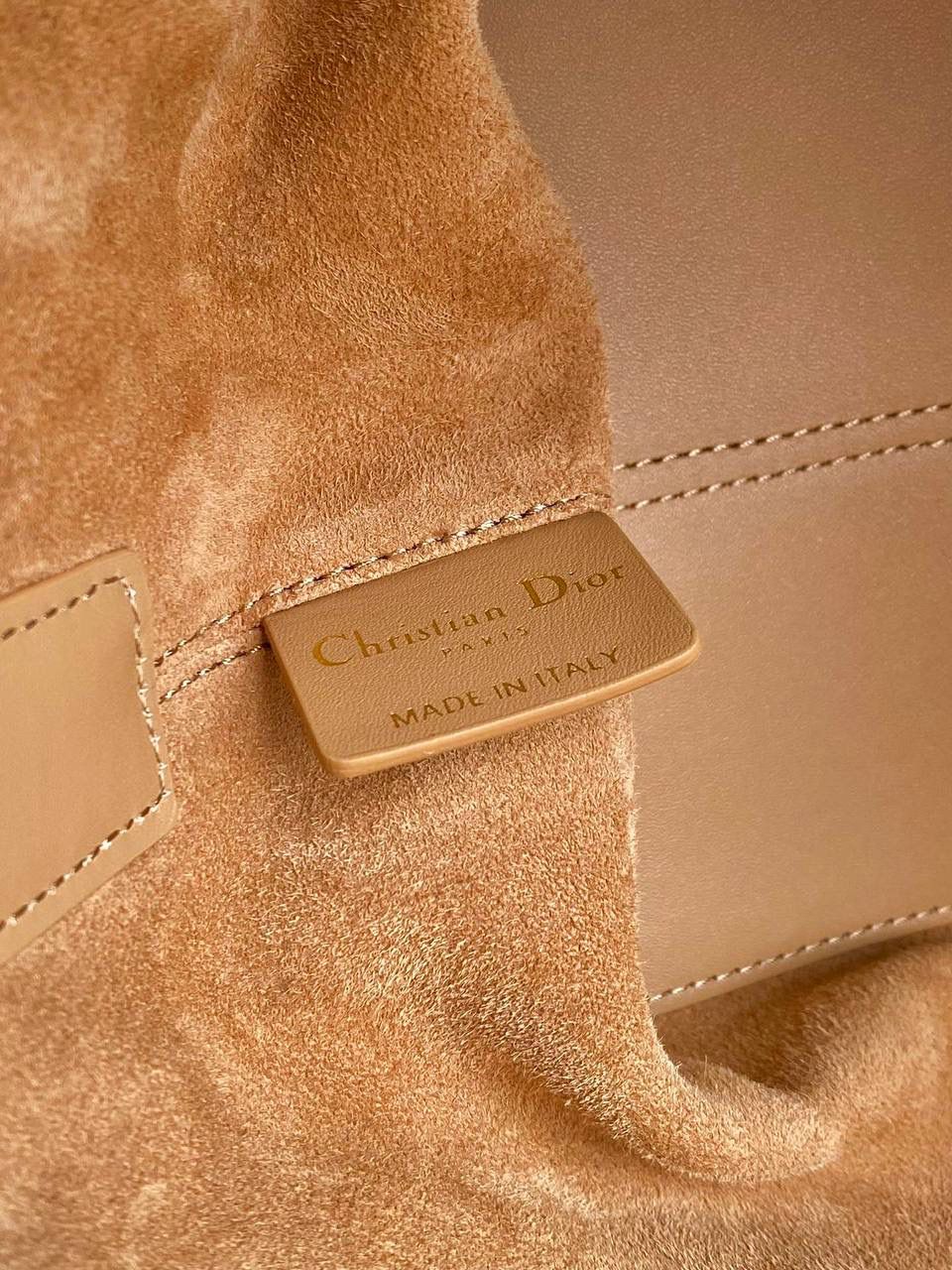 🈶焦糖色小号 𝗗𝗜𝗢𝗥 𝗧𝗼𝘂𝗷𝗼𝘂𝗿𝘀手袋，大爆款 即出即断，供不应求的一只啊 时尚敏锐度高的早已经抢先背了 比想象中更酷，又飒且慵懒的感觉🤩🉑 熟悉的超大藤格纹和近年来惯用CD搭扣 解开卡扣从方包变成托特大包，真绝了 23×15×15cm，#m1292m