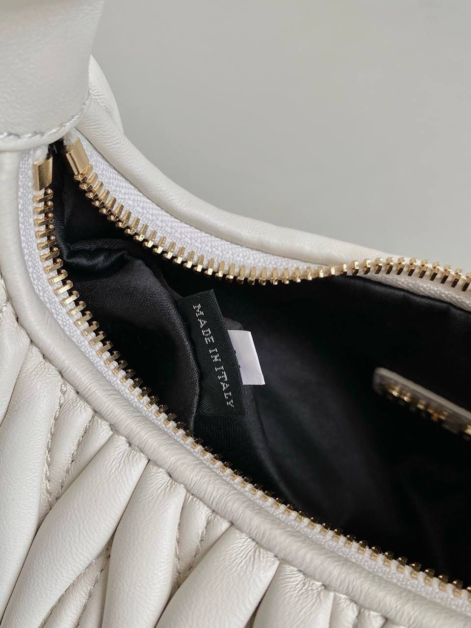 🈶白色小号， 𝗠𝗶𝘂𝗠𝗶𝘂 𝗪𝗮𝗻𝗱𝗲𝗿 𝗛𝗼𝗯𝗼褶皱腋下 火爆全网都不用多说，人手一只的程度 我们用的是进口小羊皮！非国产皮料 肉眼可见的细腻，软软糯糯触感非常好！ 他家经典独特的褶皱工艺，是要有一定厚度 底料太薄了都做不出它的饱满和弹性 更不是市场通货干瘪瘪的褶皱，实在太假 我们新合作的老师傅在这细节上扣的很认真 一缕一折都有zp的神韵，且做到对版！！ 追求高品质的来 小号：17×20×6cm，#F0013m 中号：18x25x7cm