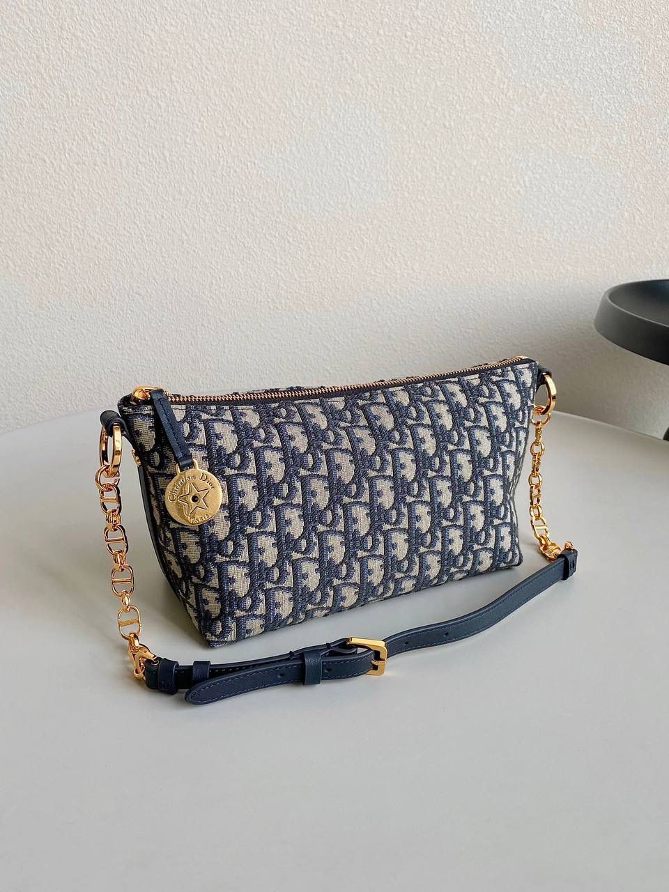 🈶老花蓝（腋下包） 𝗗𝗜𝗢𝗥 𝘀𝘁𝗮𝗿 幸运星⭐饭盒包 又一重磅推荐了！近几年的饭盒包大火！ 各个品牌都有推出过，简直谁用谁可爱啊 复古老花帆布材质，随意揉捏不变形 日常通勤，出差当化妆包也是非常可以 微调后的饭盒包有着幸运寓意的星星拉牌 还有可以调节的链条肩带可以腋下背🌟💯🤟🏻 28.5×14.5×10cm #6803m