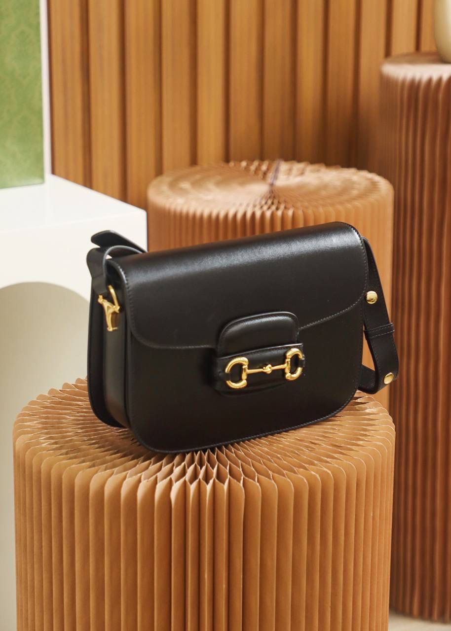 ▪️𝟭𝟵𝟱𝟱 𝐇𝐨𝐫𝐬𝐞𝐛𝐢𝐭马衔扣#602204# 正品皮▪️ ☑️尺寸：25*18*8𝙘𝙢 𝙃𝙤𝙧𝙨𝙚𝙗𝙞𝙩 1955马鞍包全皮系列， 全皮的质感看起来更加上档次， 更加有时尚感，标志性的马衔扣五金， 搭配经典的复古线条与现代精神巧妙融合， 不仅看起来有复古的味道，却不失时尚的高级感， 采用皮革材质相映成趣， 搭配可调节的肩带，给予日常不同的背法！ 隔成设计，更加人性化使用！ 给人透出低调而大气的气质！🔥🔥