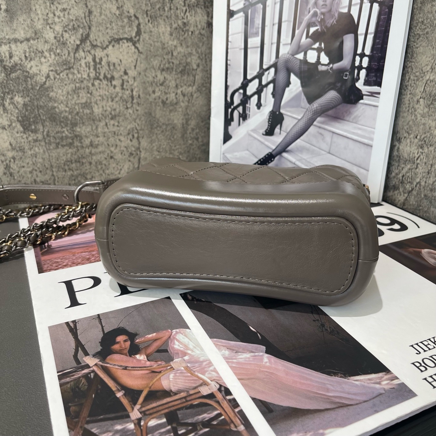 【預訂貨品】CHANEL 大象灰流浪包