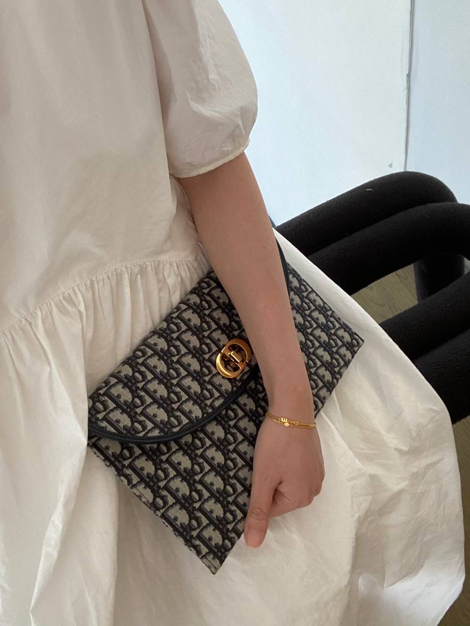 30 Montaigne 手拿包👜✨ 蓝色 Obliaue 印花 独家渠道货 独家原厂皮全网最高性价比最硬货🔥 中号 30 Montaigne 手拿包 宽敞的内部隔层可收纳各种日常用品，🉑作为手拿包使用，也可放入Book Tote 手袋中。正面饰以CD 标志 ✅拉链开合 ✅1个内侧隔层 ✅1个内部贴袋 ✅配整套包装🎀🤟🏻 尺寸：26×20× 5.5厘米