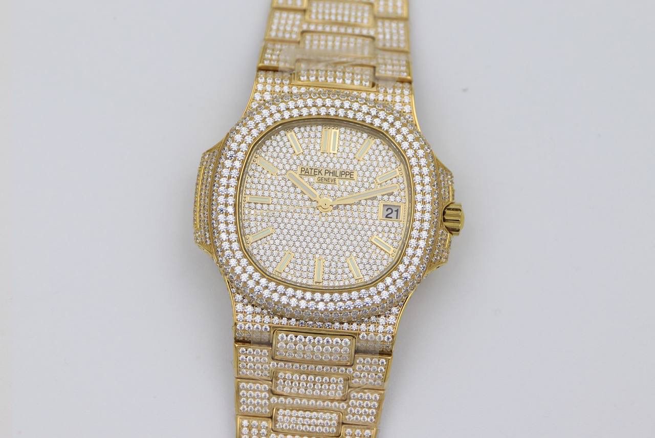 百达翡丽鹦鹉螺满天星V3版。少量到货！！！独家还原正品后镶钻。 全新修正V2版不足的四大细节： 1.表盘上12个条形刻度，根据原装5711字钉开模，效果保持了跟原装一致的黑油条形夜光刻度。 2.全新定制原版324机芯，V3版本机芯摆轮位置与原装一致，CNC数控技术打造机芯夹板，深度洗花和刻字，效果保持了原装应有的细节，机芯结构还原度极高。 3.表带升级还原正品后镶钻侧面表带镶石工艺：挑战难度极高百达翡丽鹦鹉螺侧边镶钻表带R8制表师历练数年多次，尝试过无数种加工工艺，即使再难也有破釜沉舟的心态，如今终于大功告成，还原正品后镶钻效果，是目前唯一可以做到表带侧边镶钻工艺。 4.指针升级：秒针中心点升级为针轴秒针。 （让你体验最奢华百达翡丽鹦鹉螺）