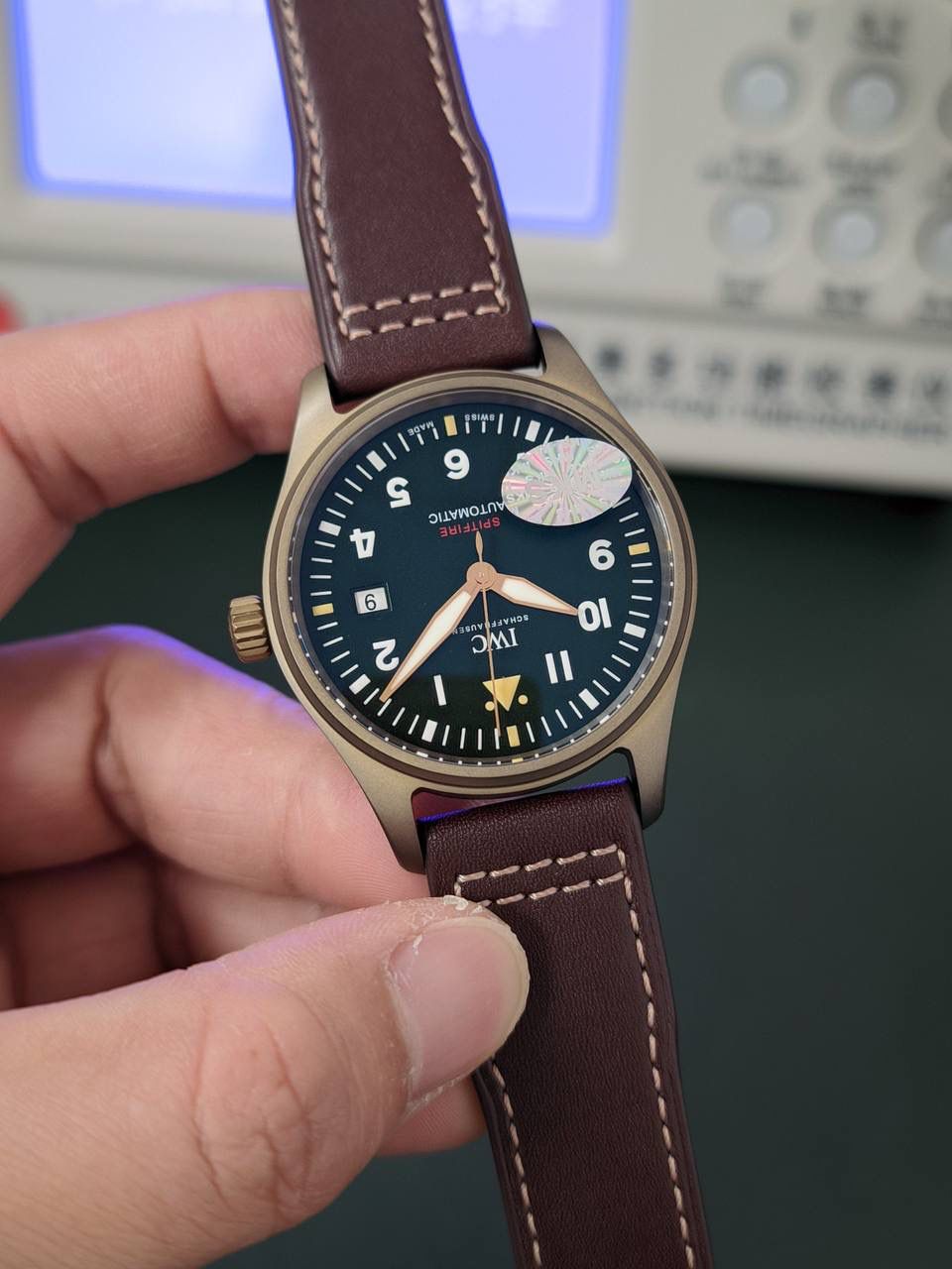 马克十八 马克18喷火战机腕表震撼出击。橄榄绿盘面，青铜材质外壳，整体狂野彪悍，复古非凡！【表壳】腕表尺寸39mmX10.6mm。与原装一致采用青铜材质，随着岁月境迁，能留下属于自己的特殊痕迹。钛合金底盖，同样镌刻有“喷火战机”图案。栩栩如生，与原装无二。【表带 扣】棕色意大利小牛皮表带，搭配五级钛金属万国式经典针扣。【机芯】采用结构与原装基本吻合的TOP级9015自动上旋机芯。