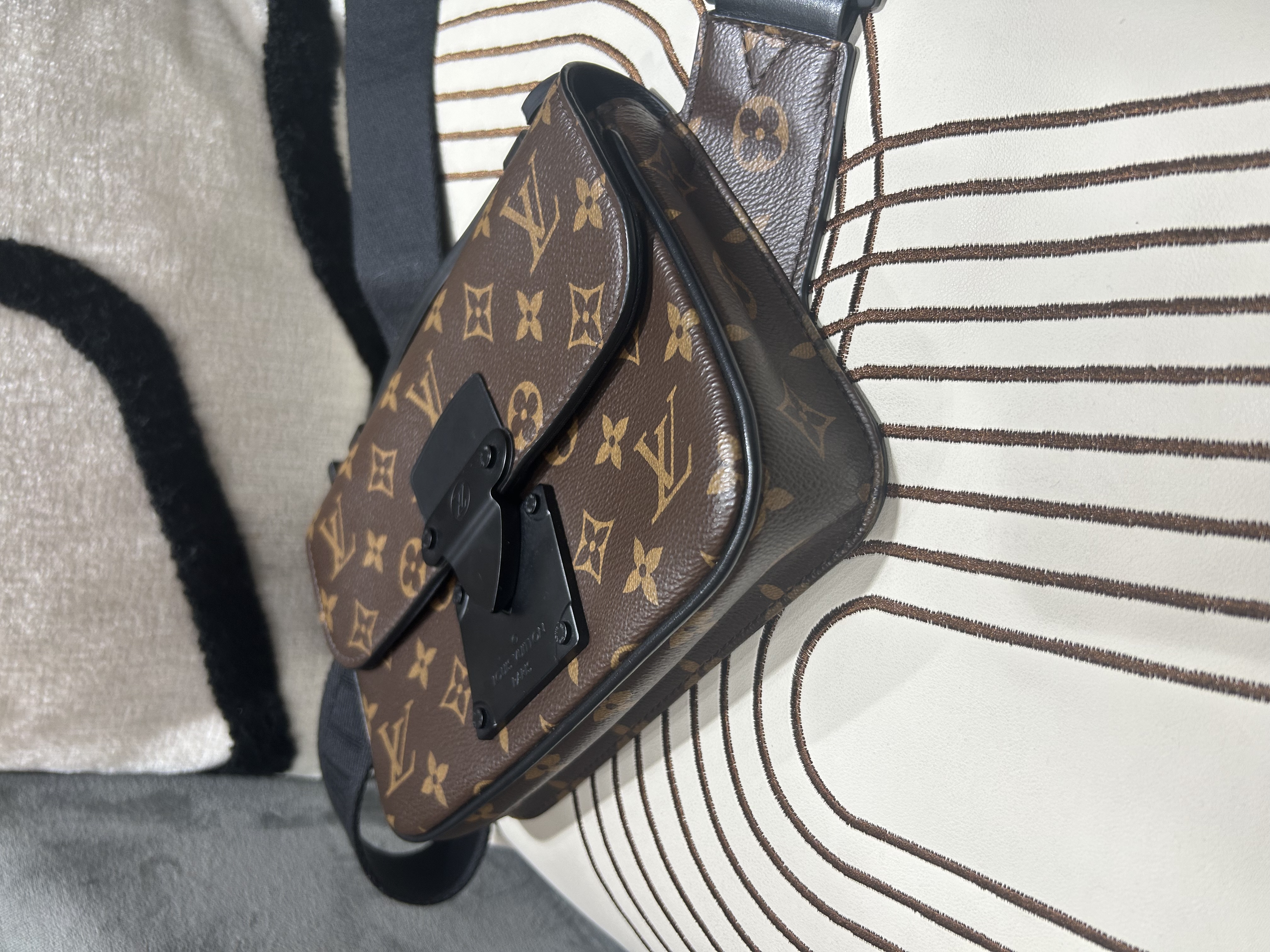 Lv S-LOCK M45807 斜孭袋 100%Authentic,98%new ✅專門店收據✅dust bag 