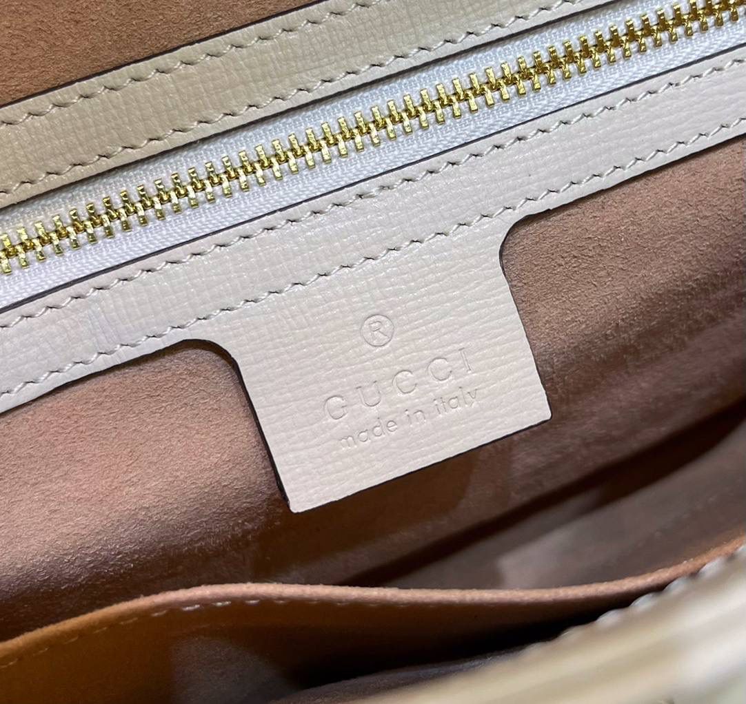 。✈️✈️✈️ 𝗝𝗮𝗰𝗸𝗶𝗲 1961原厂皮🔥# ▫️型号：636706 ▫️尺寸：28*19*4.5𝗰𝗺 Jackie本季新款具有极高辨识度的手袋重回时尚前沿，采用经典GG Supreme原版材料制作，配有一根额外的可拆卸肩带。第二根肩带可通过搭扣固定在手袋上，为典藏设计注入现代时尚格调，打造手提、肩背或斜挎等多样化的携带选择。 拥有多种穿搭方式和风格的单品是所有成为品牌个性精神一部分的顾客的欣然之选。