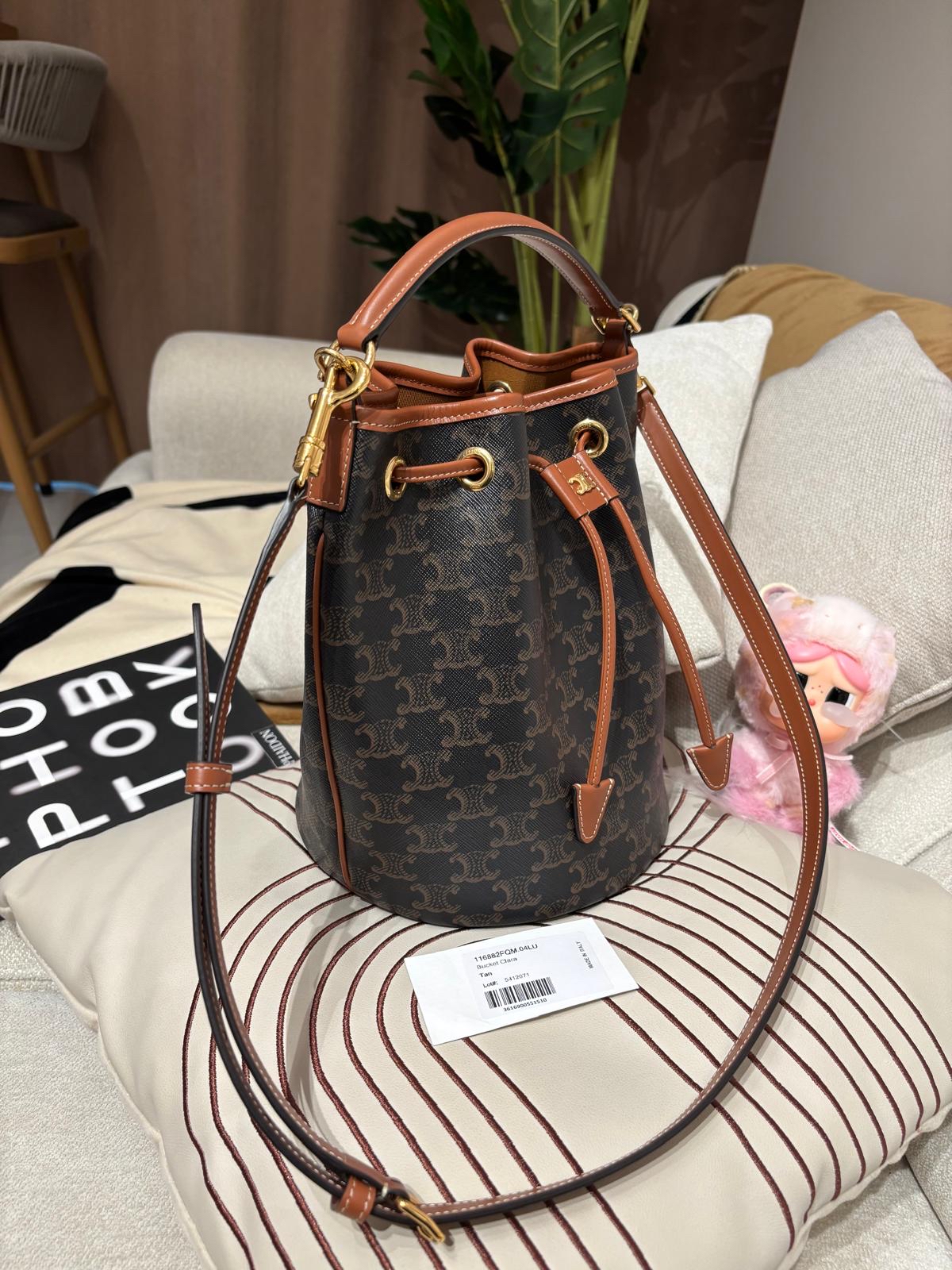 Celine CLARA BAG IN TRIOMPHE CANVAS AND CALFSKIN標誌印花及牛皮革手袋 100%Authentic, 98%new ✅tap ✅booklet ✅dust bag