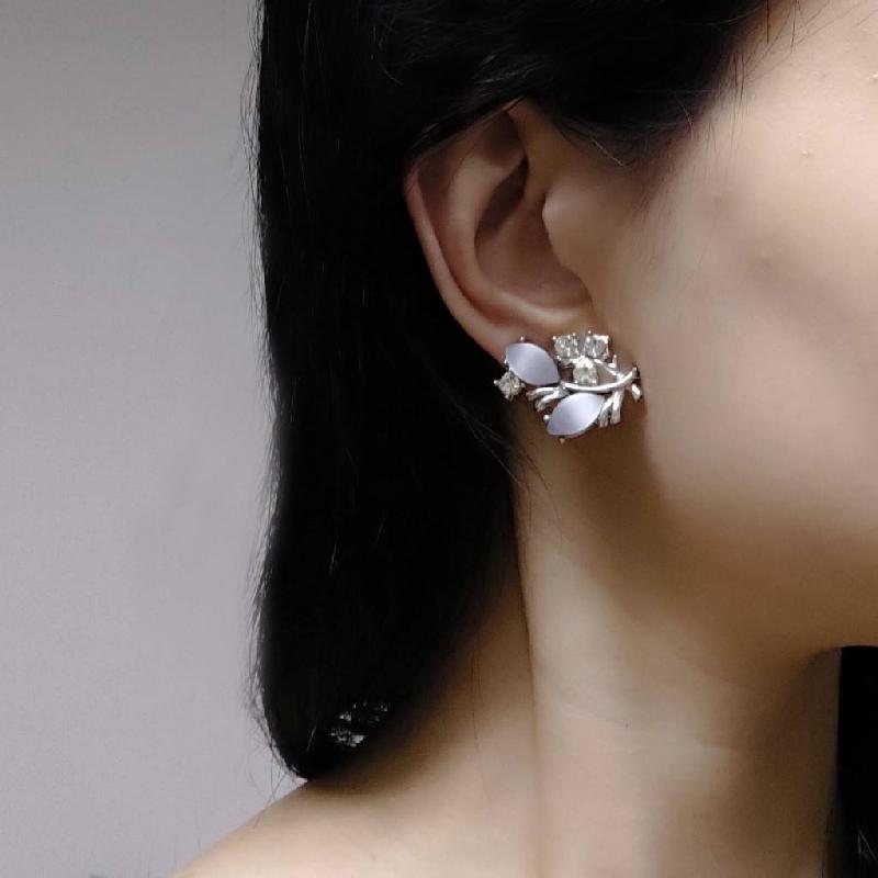 C.a. 1950-60s Elegant Dove Grey Pearlized Lucite Accented with Rhinestone Jewelry Set - Brooch & Clip Earrings (MT1119)