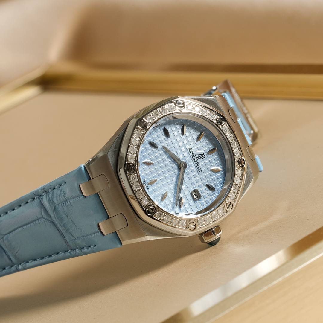 全网女神看过来😍😍这款爱彼女表才是最具有性价比的… 爱彼皇家橡树系列型号67601石英腕表，皇家橡树系列独有的八角形外观还拥有爱彼独特的设计风格也将女士优雅风格融入其中，深受女明星们的爱戴，表带澳洲湾鳄鱼皮，即使只有33毫米的小尺寸，也将爱彼独有的纯净美感与刚毅线条展现的淋漓尽致💝💖💘而镶满钻石的表圈也为佩戴的女士增添了更多的柔美。（32颗明亮式切割美钻，总重约0.65克拉）巴蒂镶嵌一枚半透明凸面蓝宝石，搭载瑞士进口石英机芯，拥有实用的日历显示功能，女士们佩戴起来不会显得沉重 ，配专柜最新全套包装发货！这种货一般数量不是很多哦