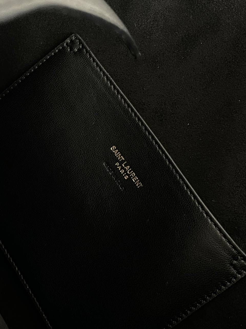 ys1 paris vii羊皮抽绳水桶包🕋 我好爱小羊皮的手感啊 摸着像婴儿皮肤一样柔软 居然被一只包包治愈了 这两年ys1的tote可以说是一骑绝尘 颜值上真心秒杀其他牌纸的托特包 这只水桶包既保留了他家飒爽姐姐风的调调 软软的包身又综合了一部分"杀气"，哈哈哈 两种背法，可腋下，可斜挎～ 容量方面就更不用担心了 托特该有的功能它都有 特别是又大又轻这一点！ 这可不是什么托特都能做到的😌 30×24×12cm804302m