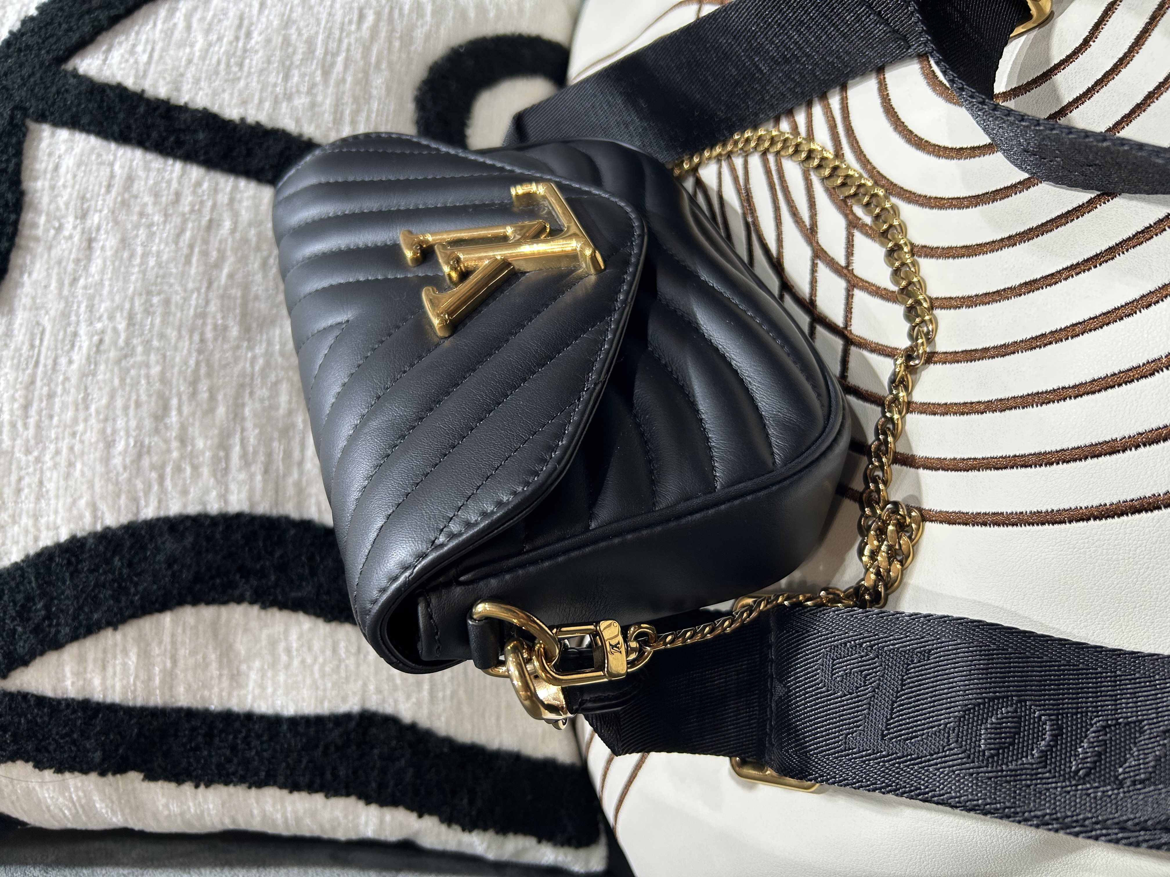 Lv New Wave Multi-Pochette Shoulder Bag M56461 100%Authentic, 98%New ✅NHF✅Coin Case ✅Dust bag✅Box