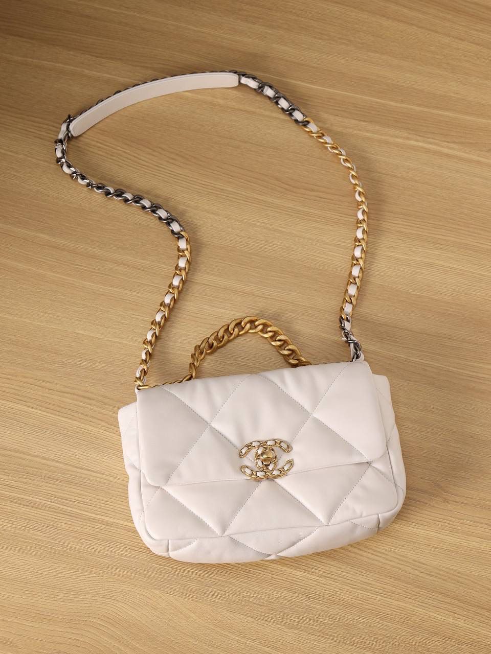 chanel 19 bag 白色❤️‍🩹👜小号 独家渠道货 方框 原厂正品皮 小羊皮系列✨以诞生年份2019命名的小香19手袋 每针每线都是符合正品工艺 尺寸：16 x 26 x 9cm