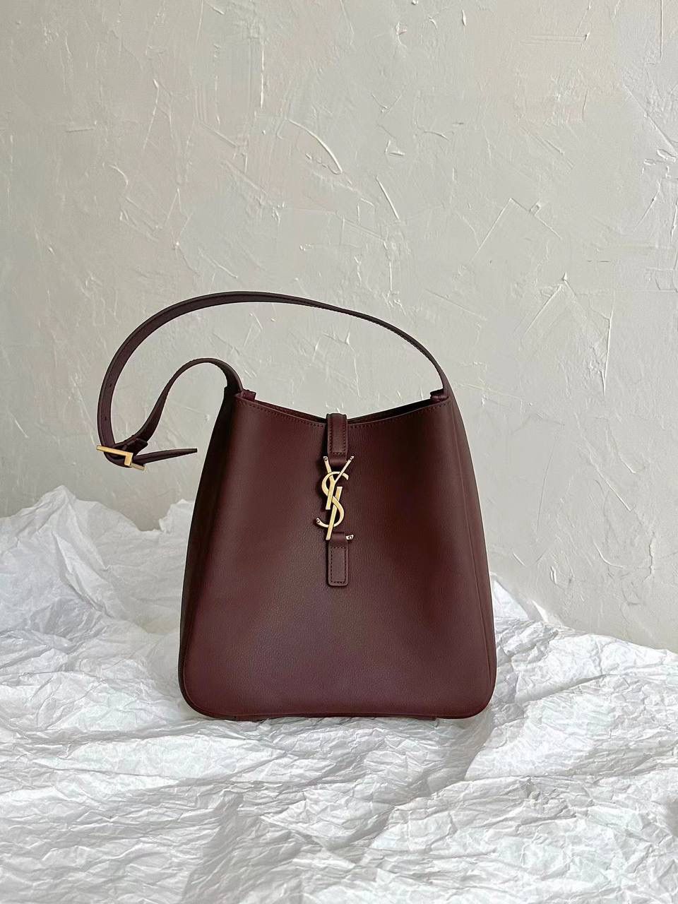 YSL hobo bag腋下包 仨尺寸，都有哈，看中⭕ 销量王🔥ys1 hobo bag腋下包 我和你们说，这只包看着普普通通 但是上身是真的很好看！ 第一次看到他们家有这种慵懒的腋下包 整个包都是柔软的原厂胎牛皮 又轻容量又大，真的很～～好背 这只包的灵魂在于圆滚滚中又有型 市场很多做得太挺括硬朗，那种货打咩啊❌ ZP开发⚠️全套包装哦～ 23×22×8.5cm713938m