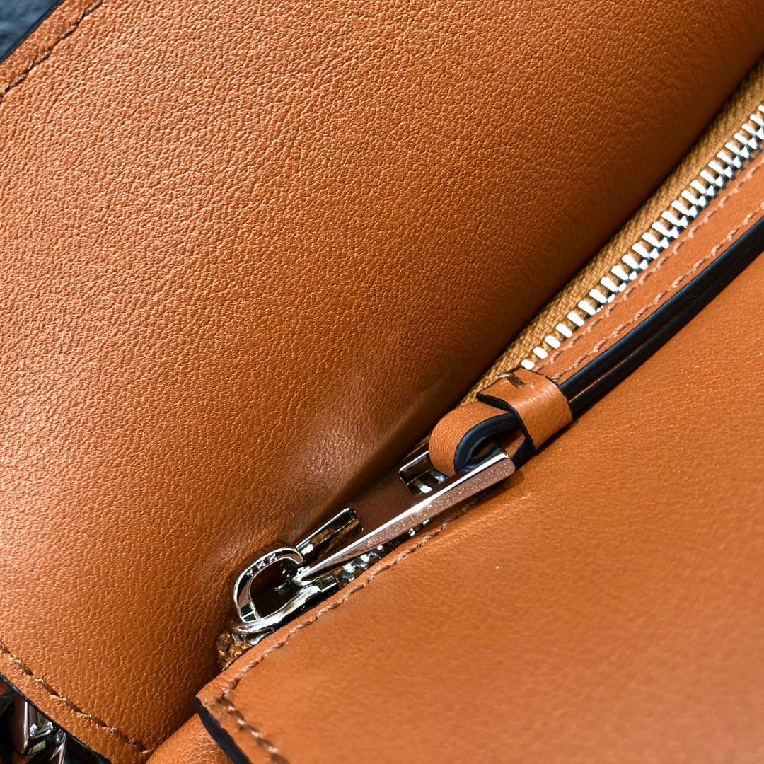 🧡罗家经典𝐏𝐮𝐳𝐳𝐥𝐞 大号手袋 尺寸：𝟑𝟔-𝟐𝟕-𝟏𝟒𝐜𝐦 编码：061607 颜色：平纹/土黄/白标 🧡凭借其创新的长方体形状，舒适的触感和高实用性，准确的裁切创造出了立体感。 人字纹棉帆布内衬，Anagram空压点缀，一个内部插袋隔层，后拉链口袋