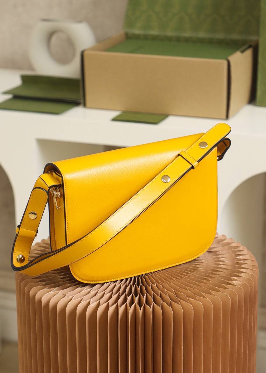 ▪️𝟭𝟵𝟱𝟱 𝐇𝐨𝐫𝐬𝐞𝐛𝐢𝐭马衔扣#602204# 正品皮▪️YY# ☑️尺寸：25*18*8𝙘𝙢 𝙃𝙤𝙧𝙨𝙚𝙗𝙞𝙩 1955马鞍包全皮系列， 全皮的质感看起来更加上档次， 更加有时尚感，标志性的马衔扣五金， 搭配经典的复古线条与现代精神巧妙融合， 不仅看起来有复古的味道，却不失时尚的高级感， 采用皮革材质相映成趣， 搭配可调节的肩带，给予日常不同的背法！ 隔成设计，更加人性化使用！ 给人透出低调而大气的气质！🔥🔥