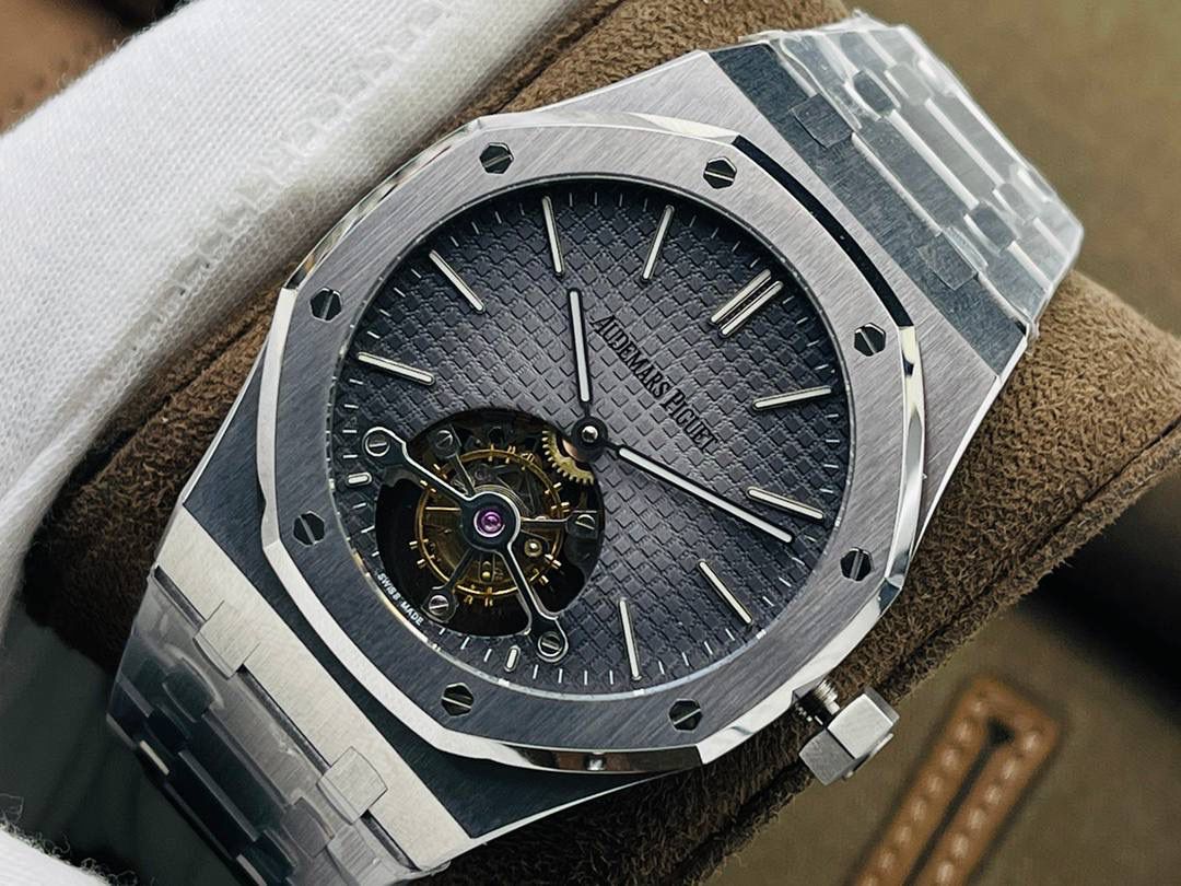 爱彼A P皇家橡树陀飞轮精品腕表 升级细节🔥 1⃣️独家订制Cal.2924机芯，动力储存68小时！ 2⃣️腕表依旧保留的八角形表圈、标志性的六角形螺丝以及经典表带！ 3⃣️皇家橡树系列超薄陀飞轮腕表在经典的“Tapsisserie”格纹上进行再度创新，形成了新的格纹“Tapisserie Evolutive”！熟悉又陌生的表盘格纹装饰带来全新观感，成为这款腕表的点睛之笔。 4⃣️表壳直径为41毫米，厚度为11.2毫米！