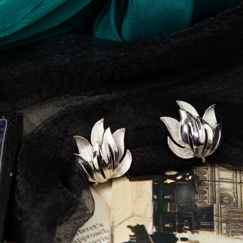 1950-60s Crown Trifari Shiny and Brushed Silver Floral Jewelry Set - Brooch and Clip on Earrings (MN218)