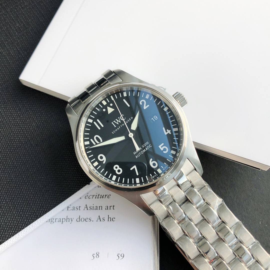 硬货首发，市场独家！IW327015，316L精钢材质，非凡工艺，让小厂知难而退！万国飞行员马克十八传承腕表，采用原装瑞士ETA王牌机芯，40mm表径，全数字刻度超强夜光，双面防反光凸状蓝宝石玻璃表镜。原版1比1开模钢带，在很多细节的把控上都已达到行业顶级，且多项可为标杆，整表细节一丝不苟。 原装价格4W多，一般人均可轻松驾驭，此款万国飞行员腕表视为万国经典款型，任何场景着装均适合佩戴，可谓百搭神器。全套包装出货
