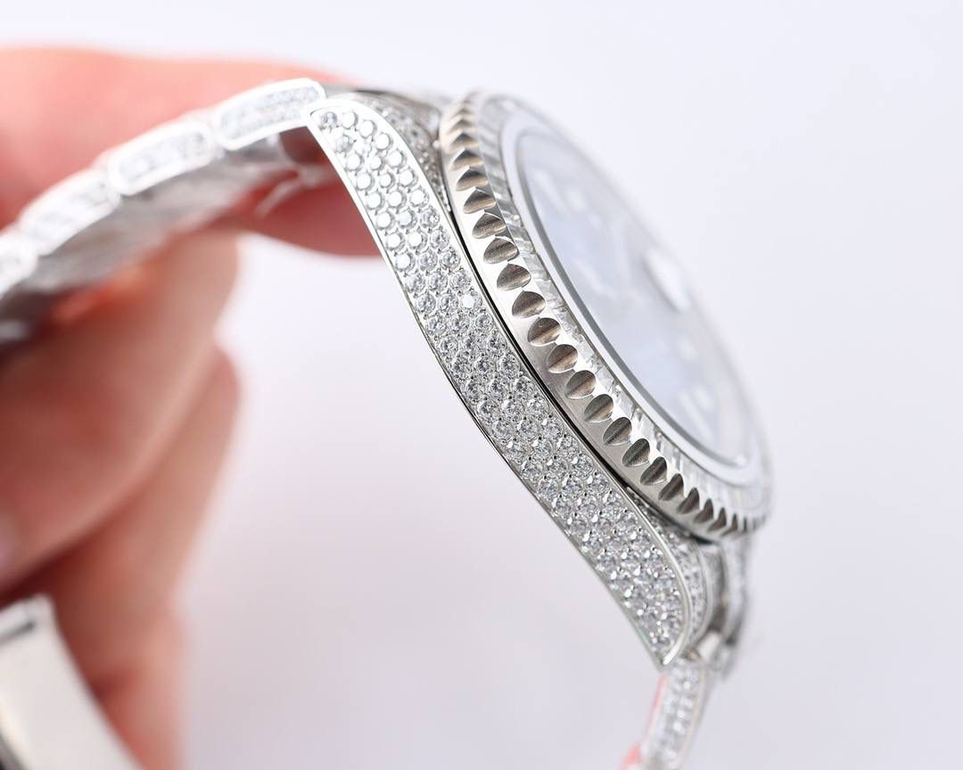 🎉🎉数量稀有 出完再无！她奢华至极，完美还原史上最昂贵的劳力士满天星腕：潜航者型密镶钻款！🎊🎊全表满镶嵌施华洛世奇钻石尽显精致美感，提升佩戴者的贵族气质。极致奢华身份的象征！花较少的钱，享受高大上的体验，难道不香嘛？ 【表壳】腕表尺寸40mm。采用德国顶级904L蚝式钢所制。表圈，表壳，表链都密集镶满最顶级的施华洛世奇美钻。尽量还原正品奢华至极的无敌质感。 【表带】采用904L蚝式钢打造，蚝式表带于1930年代末推出，由三排宽大、平整的链节组成，极其坚固，表链全身也整齐缜密的镶满美钻，效果光华四射。（另配送硅胶表带） 【机芯】采用经典ETC2836全自动机芯，性能极为稳定。 【镜面】蓝宝石镜面。超强夜光字面，字面颜色更细腻做出了与正品一致的视觉效果！ 🍻 上手震撼尊贵非凡、供表友玩家鉴赏！