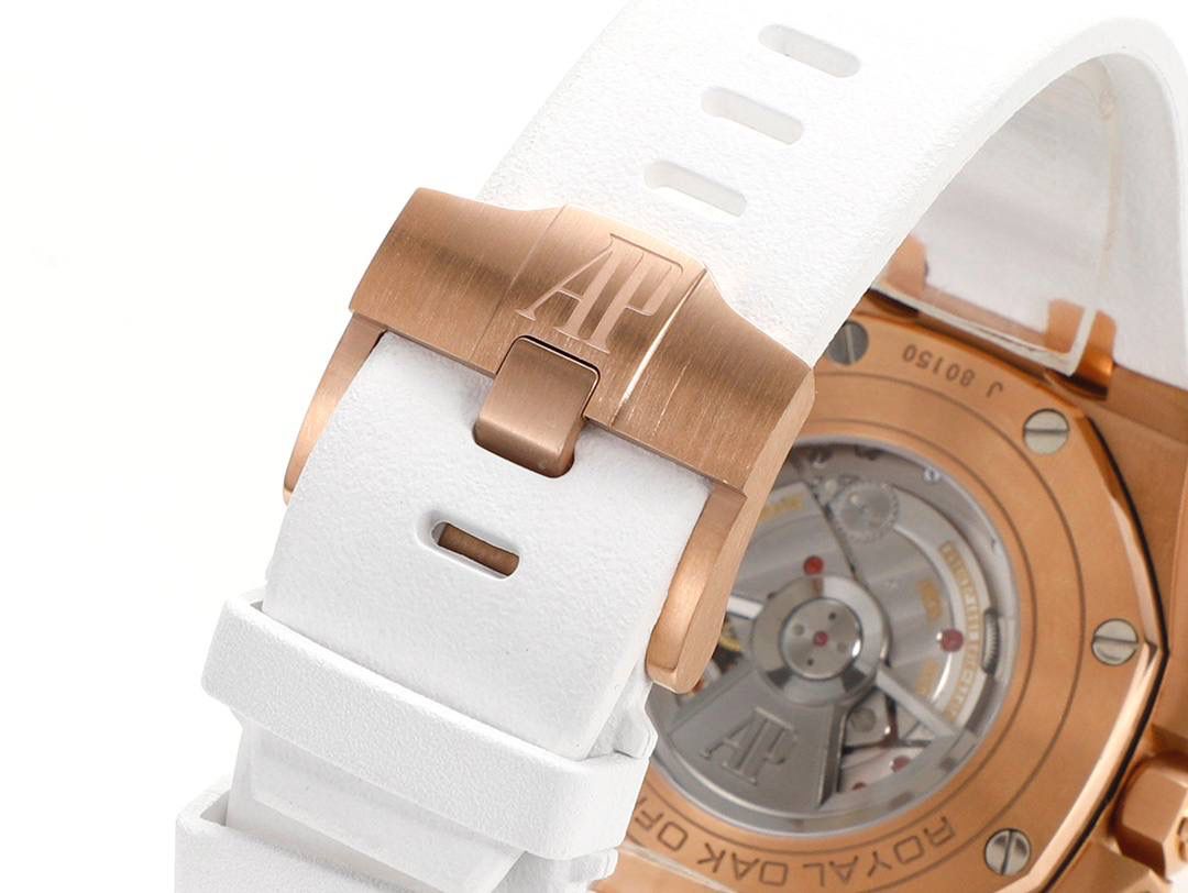 表盘以爱彼经典的大格纹为背景，一个个层次分明的方格排列，经过完美的打磨，将尽善尽美体现得淋漓尽致。三点位的日历表盘，在蓝宝石玻璃凹透镜的作用下，TPE扩大效果与原版一般无二。每一根大小表针，无论从各个角度来看都没有出现毛刺现象，这一点解决了大部分强迫症表友一直存在的烦恼！刻度与表针中间部位都采用瑞士进口夜光粉，每一个个体都做到手工填充，均匀饱满度是机器填充远远比拟不了的，亮度与发光颜色与原版几乎一致！机芯方面采用7750改3126的计时机芯，十二位的小秒，六点位和九点位的12小时计时与30分钟计时，完美的还原了原版的所有功能，经过JJF团队的精密打磨，大大提升了7750基础机芯的稳定性，缓解了一直以来计时机芯款式空有其表的尴尬现象！做到无可挑剔，堪称天花板级别，欢迎广大表友品鉴！💯🔥