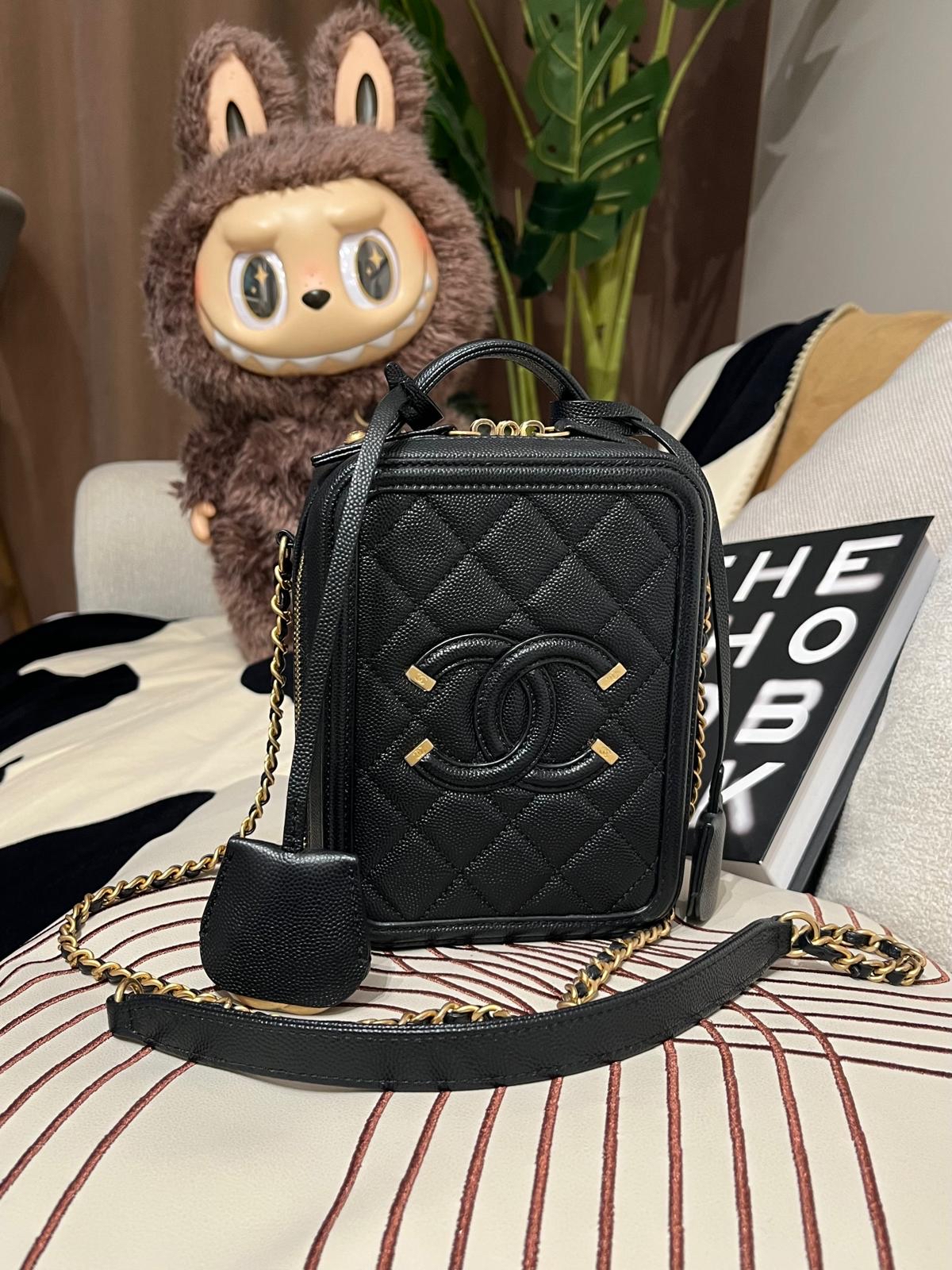 Chanel Vertical cc filigree vanity with chain 黑色牛皮金鏈 100%Authentic ,98%new ✅香港專門店收據 ✅CARD✅dust bag 