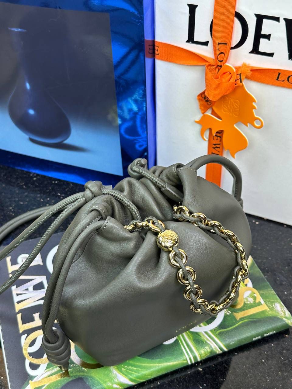 🎈迷你链条款𝙁𝙡𝙖𝙢𝙚𝙣𝙘𝙤 𝙋𝙪𝙧𝙨𝙚羊皮 ——【卡其绿】 尺寸：𝟐𝟑.𝟓-𝟓-𝟏𝟕𝐜𝐦 编码：062347 👉🏻延续福袋收缩绳褶皱设计，羊皮包身手感细腻柔软❤️ 👉🏻链条肩带➕皮肩带的双肩带设计，时尚百搭，给足了集美们多样化的选择。肩带可拆卸可调节，磁扣开合，正面烫金𝙇𝙤𝙜𝙤，呈现出高贵典雅的视觉感😍 👉🏻独家背景➕独家品质➕独家全套砖柜礼盒套装，市场高端品质皆在我手✌🏻