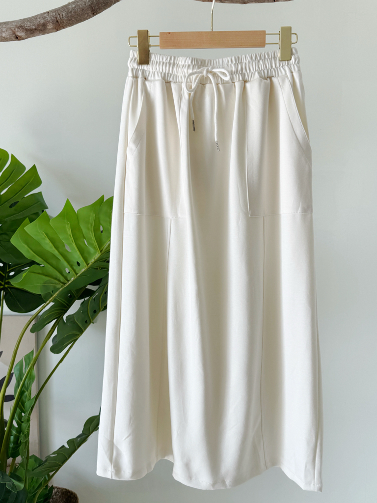 纯色系运动风七分半裙